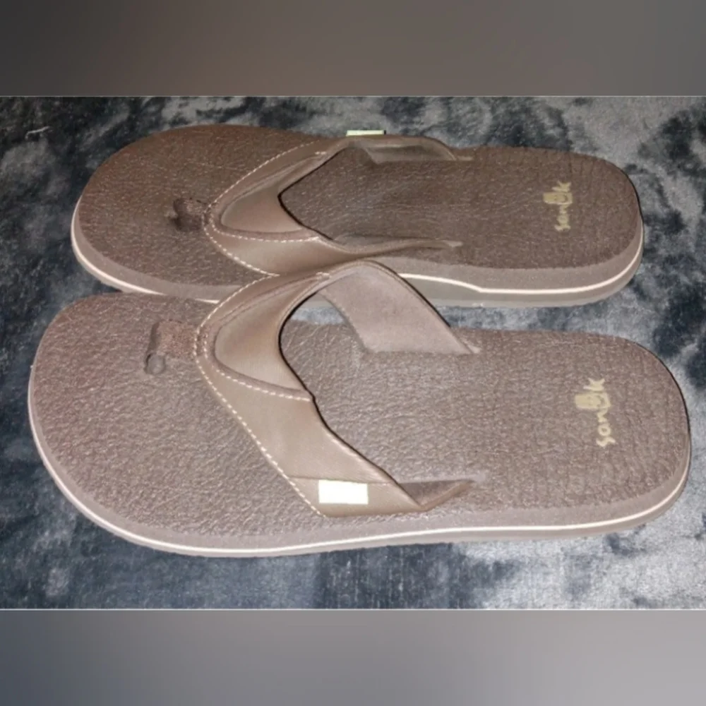 Sanuk Brown and Tan Flip Flops Sz 8